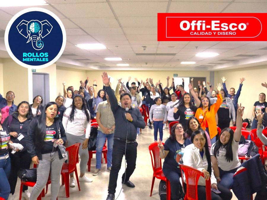 Equipo de Offi-Esco en un taller de Rollos Mentales