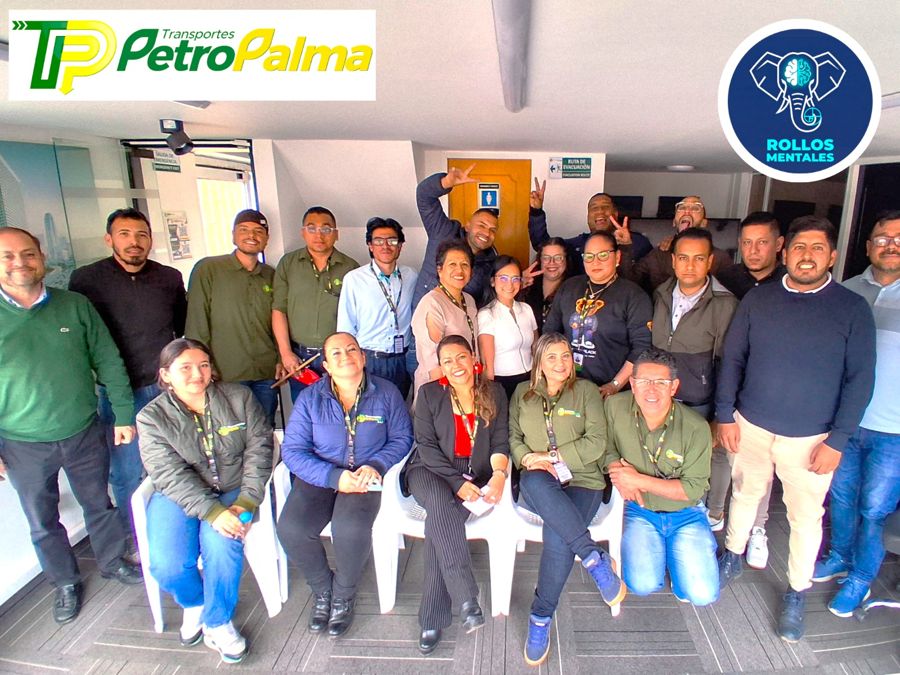 Equipo de Transportes Petropalma en un taller de Rollos Mentales
