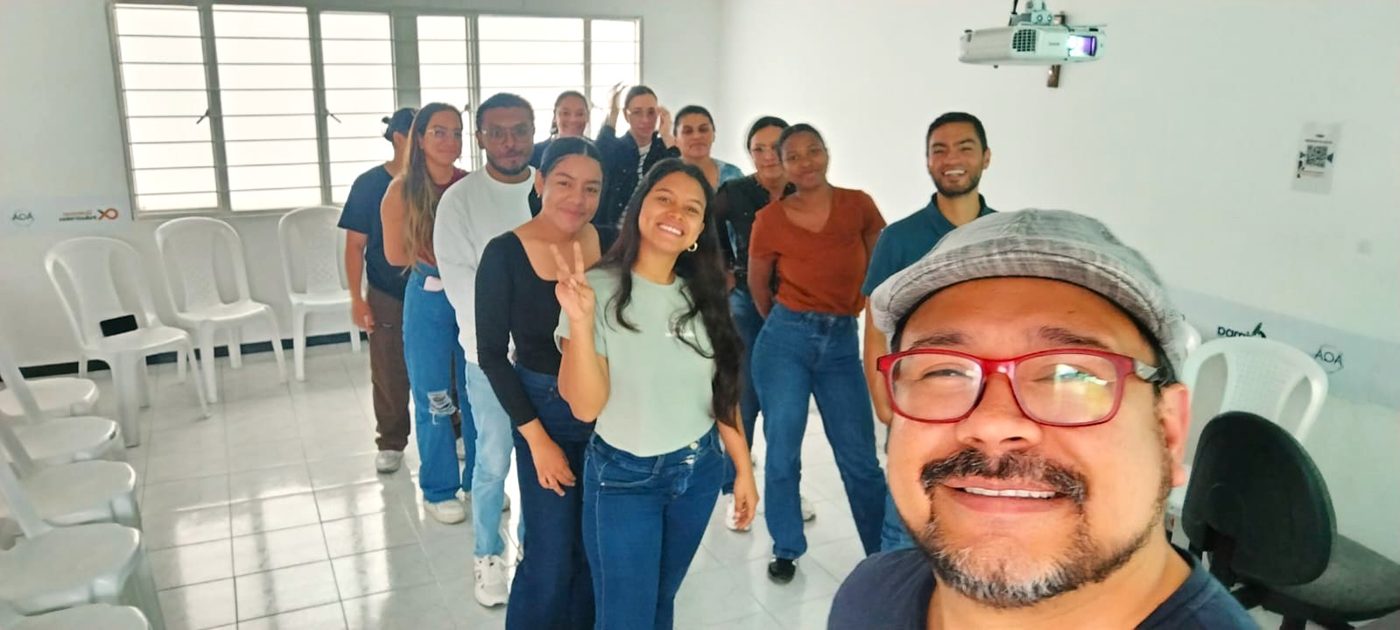 Jaison Vargas con un equipo al finalizar un taller