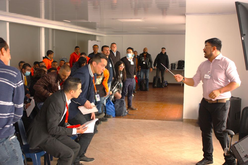 Taller presencial con un grupo grande de colaboradores